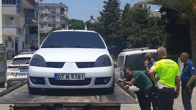 Yüksek sesle müzik açan 2 sürücüye toplam 246 bin 898 TL ceza
Geceyi yüksek sesle inleten 2 sürücünün cezası ağır oldu