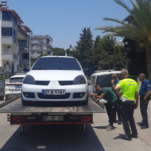 Yüksek sesle müzik açan 2 sürücüye toplam 246 bin 898 TL ceza
Geceyi yüksek...