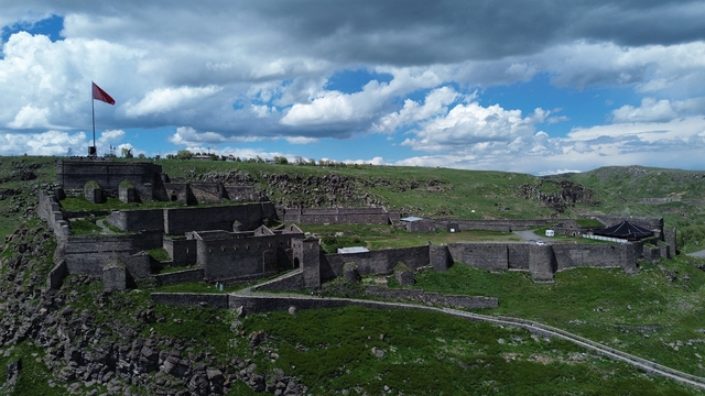 Kars Kalesi UNESCO Dünya Miras Listesi'ne alınmayı bekliyor
Prof. Dr. Yaşar Kop'tan UNESCO çağrısı: "Bin yıllık Kars Kalesi hak ettiği değeri görmeli"