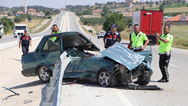 Tofaş bariyerlere ok gibi saplandı: 1 yaralı
Bariyerlere ok gibi saplanan otomobil parçalanarak kullanılamaz hale geldi