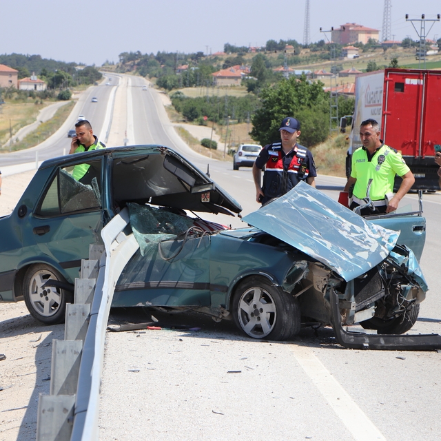 Tofaş bariyerlere ok gibi saplandı: 1 yaralı
Bariyerlere ok gibi saplanan o...