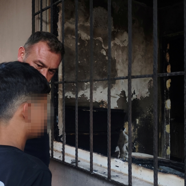 İtfaiye erleri yangından kurtulan çocuğu yalnız bırakmadı: "Allah çocuğumu...