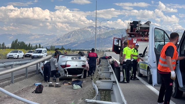 Erzincan'da ters dönen otomobilin sürücüsü kazayı yara almadan atlattı