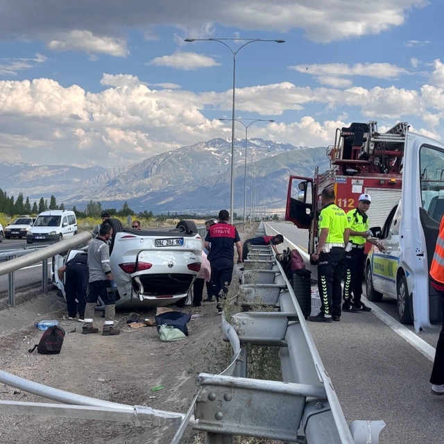 Erzincan'da ters dönen otomobilin sürücüsü kazayı yara almadan atlattı