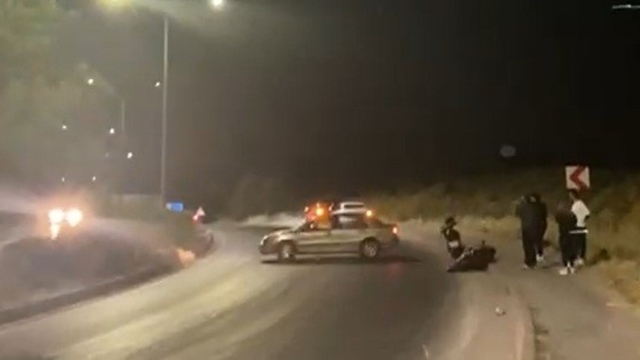 Düştüğü ıslak yolu kayda alırken, kadrajına başka bir kaza girdi