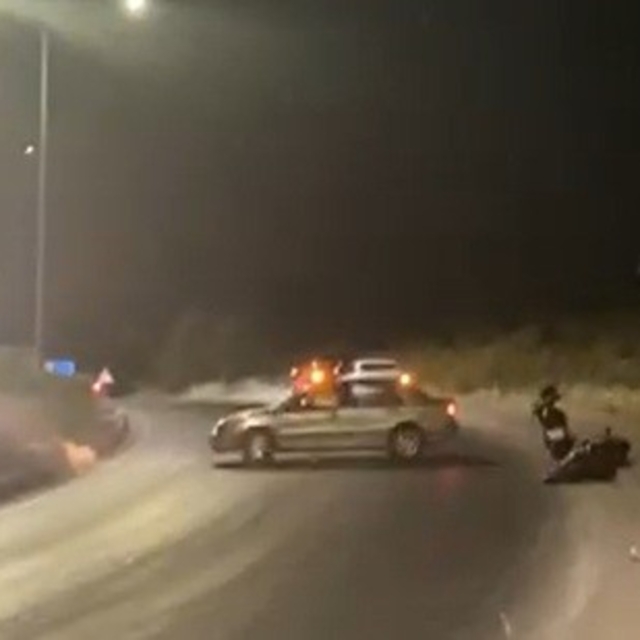 Düştüğü ıslak yolu kayda alırken, kadrajına başka bir kaza girdi