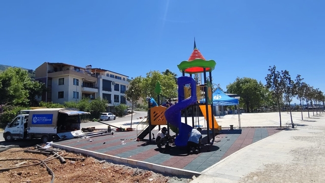 Gölcük Ulaşlı Sahili'ne yeni çocuk oyun alanı inşa ediliyor
