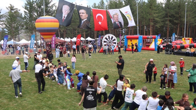 Olur Akdağ Festivali büyük coşkuyla başladı, çocuklar doyasıya eğlendi
Akdağ Festivali 9 yıl aradan sonra coşkuyla döndü
Olur'da çifte mutluluk: Hem yeni mesire alanı açıldı hem Akdağ festivali başladı
Erzurum Olur'da eğlence, lezzet ve güreş bir arada