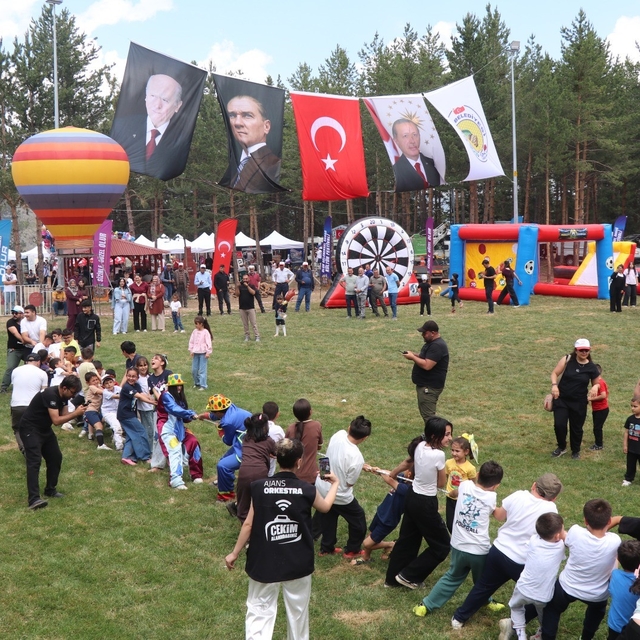 Olur Akdağ Festivali büyük coşkuyla başladı, çocuklar doyasıya eğlendi
Akda...