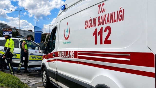 Erzincan-Erzurum karayolunda minibüs devrildi, 15 kişi yaralandı