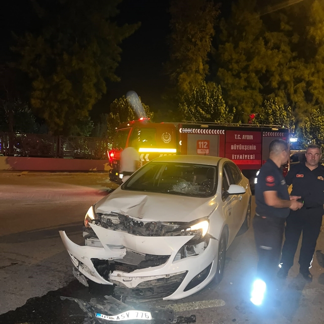 Otomobil ile motosiklet kafa kafaya çarpıştı