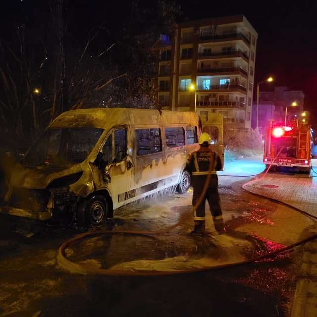 Minibüs alevlere teslim oldu