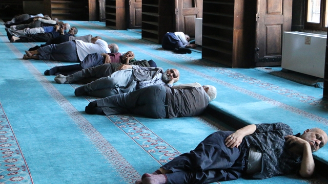 Diyarbakır'da turistler sıcak havadan korunmak için camilere sığındı