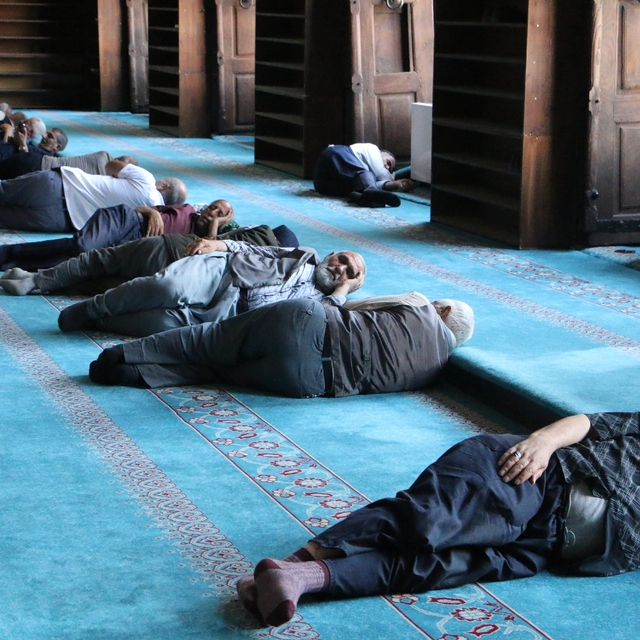 Diyarbakır'da turistler sıcak havadan korunmak için camilere sığındı