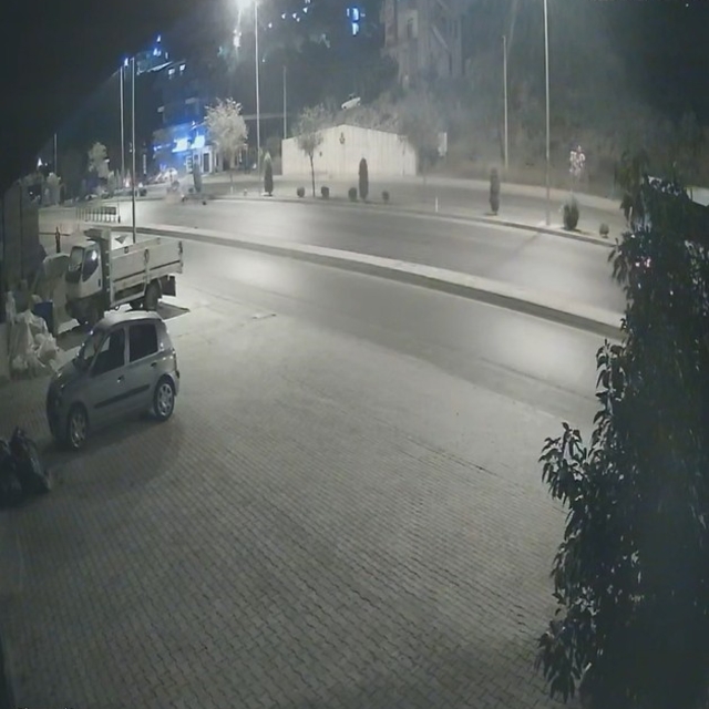 Tur otobüsünün sıkıştırdığını iddia ettiği motosiklet sürücüsü ağır yaralan...