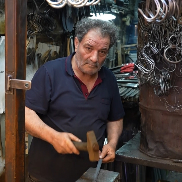 Demir ustalarının zorlu yaz mesaisi devam ediyor
Ekmeğini ateşten çıkarıyor