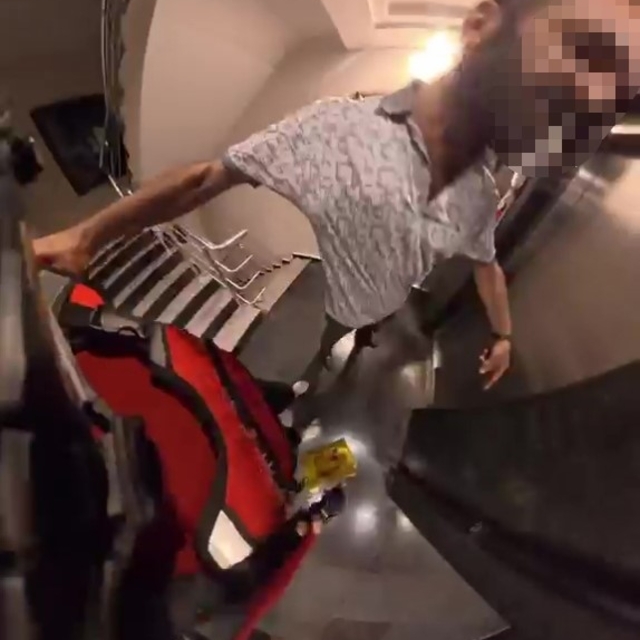 Apartman görevlisi ile kadın motokurye arasında asansör kullanımı tartışmas...