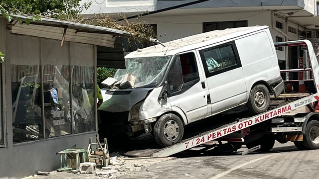 Kazaya karışan minibüs, kıraathanede oturanlara çarptı: 1 ölü, 3 yaralı