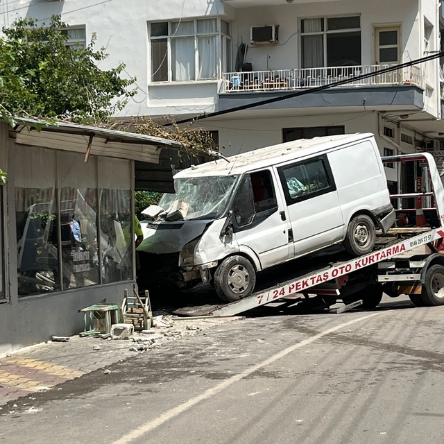 Kazaya karışan minibüs, kıraathanede oturanlara çarptı: 1 ölü, 3 yaralı