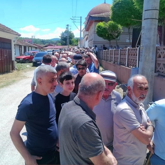 Bu kuyruğun nedeni imece usulü hazırlanan aşure
Kadın Girişimi Üretim ve İş...