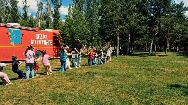 'Gezici Kütüphane' Yenişehir Parkı'nda çocuklarla buluştu