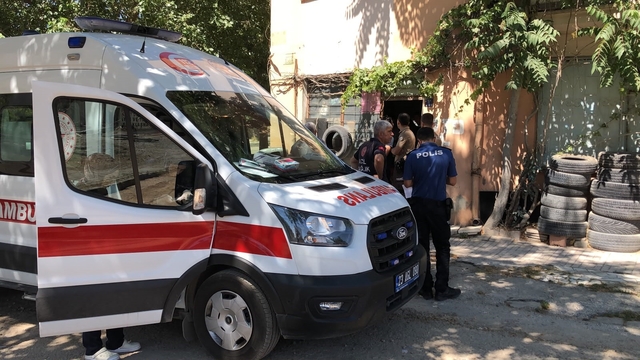 Uyuyor zannettikleri adamın öldüğü ortaya çıktı
Masada uyuyor zannettiler, gerçek sağlık ekipleri gelince oraya çıktı
Elazığ'da bir vatandaş, lastikçide ölü bulundu