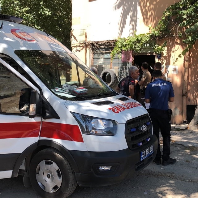 Uyuyor zannettikleri adamın öldüğü ortaya çıktı
Masada uyuyor zannettiler,...