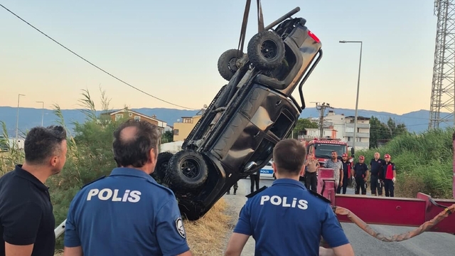 Balıkesir'de kamyonet dereye uçtu; 2 ölü, 1 yaralı