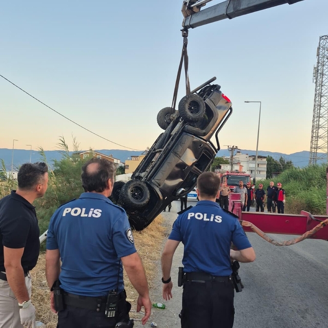 Balıkesir'de kamyonet dereye uçtu; 2 ölü, 1 yaralı