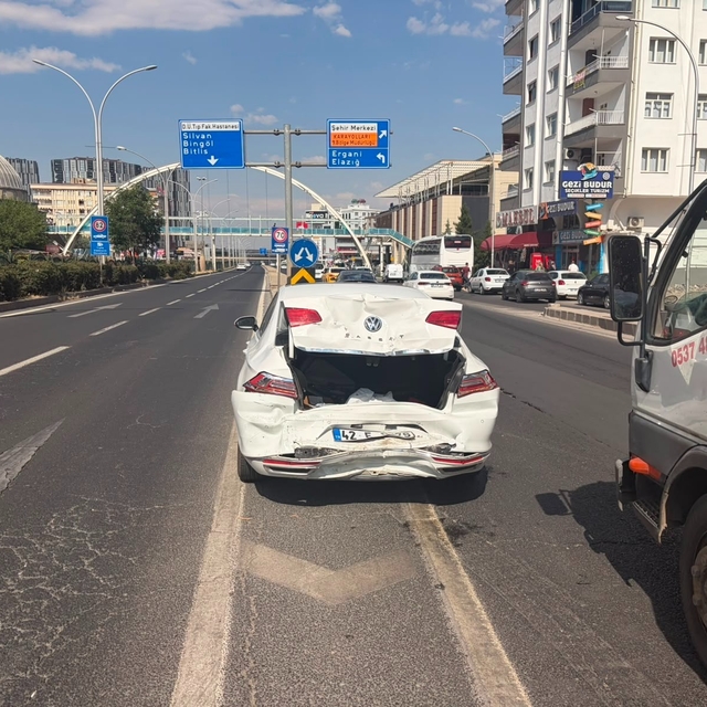 Diyarbakır'da trafik kazası: 7 aylık hamile sürücü şoka girdi
