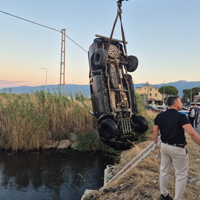 Dereye uçan arazi taşıtındaki 2 genç hayatını kaybetti, 1 yaralı