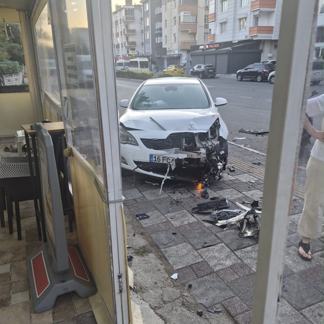 Lüleburgaz'da otomobiller çarpıştı: Bir sürücü hastaneye kaldırıldı