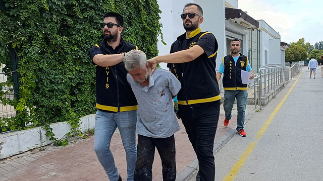 Yürümekte zorlanan şüpheli, kapının camını kırdığı iş yerindeki imitasyon takıları çaldı (2)