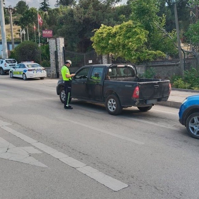 Bilecik'te 1 aranan şahıs yakalanırken 7 araç trafikten men edildi