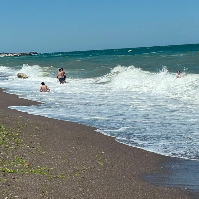 Akçakoca'da olumsuz hava şartları nedeniyle denize girmek yasaklandı