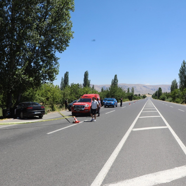 Otomobil ağaca çarptı: 2 ölü, 4 ağır yaralı