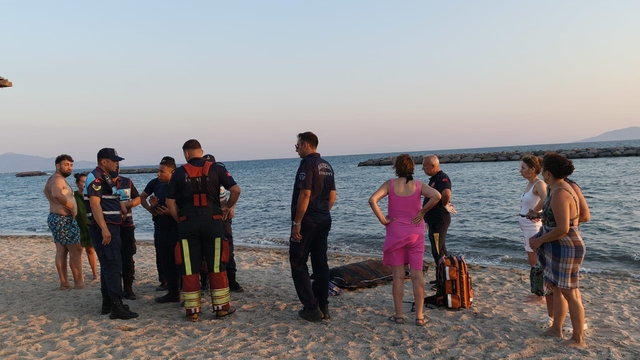 Ayvalık'ta denize giren 75 yaşındaki tatilci kalp krizi geçirerek hayatını kaybetti