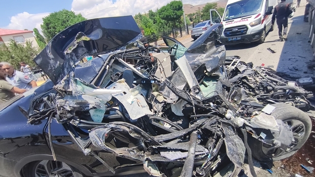 Bingöl'de tıra çarpan otomobil hurdaya döndü: 1 yaralı