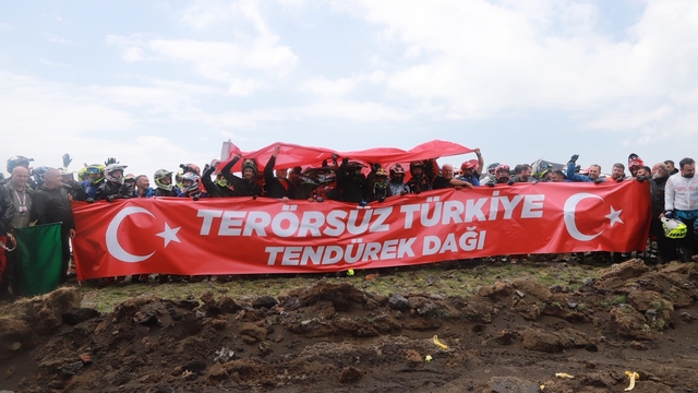 Enduro şampiyonasının finali Tendürek'te "Terörsüz Türkiye" pankartıyla başladı