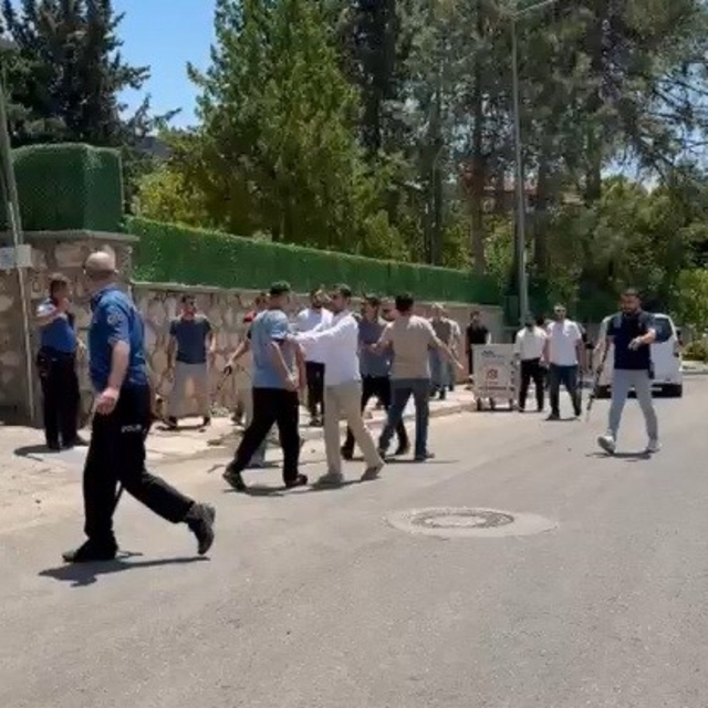 Kavga eden şahıslara biber gazıyla müdahale edildi