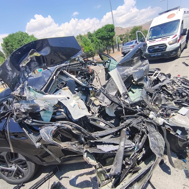 Bingöl'de tıra çarpan otomobil hurdaya döndü: 1 yaralı