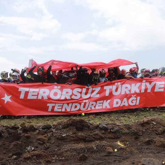 Enduro şampiyonasının finali Tendürek'te "Terörsüz Türkiye" pankartıyla baş...