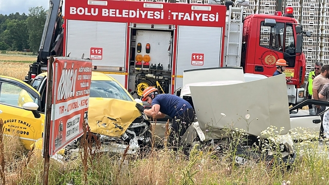 Taksi ile otomobil çarpıştı: 5 yaralı