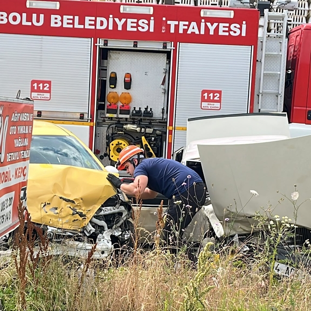 Taksi ile otomobil çarpıştı: 5 yaralı