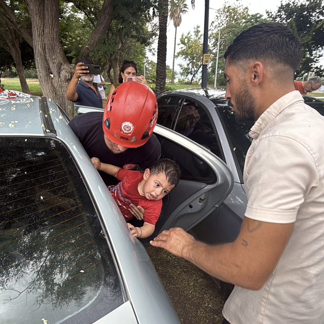 Otomobilde kilitli kalan 1 yaşındaki Firuz'u itfaiye kurtardı