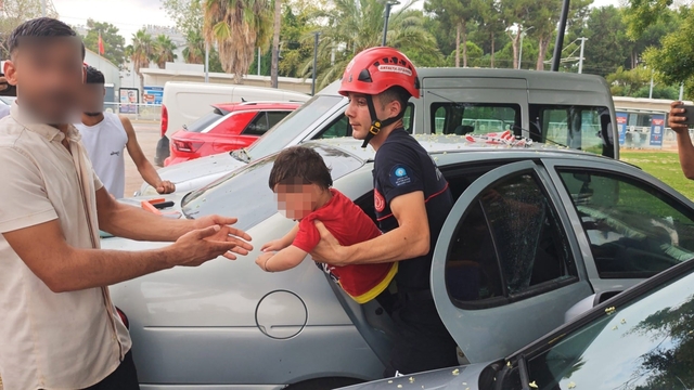 Antalya'da otomobilde kilitli kalan çocuğu itfaiye kurtardı
Baba bagaja eşya koyarken araç kendini kilitledi