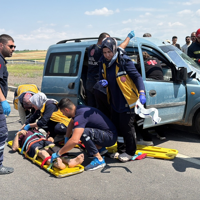 Otomobil ile hafif ticari araç çarpıştı: 1'i ağır 5 yaralı