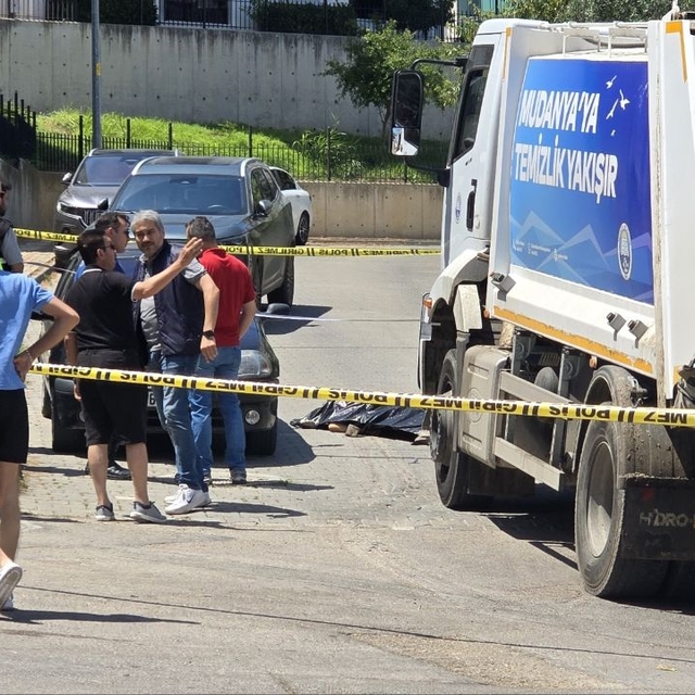 Çöp kamyonunun altında kaldı, hayatını kaybetti