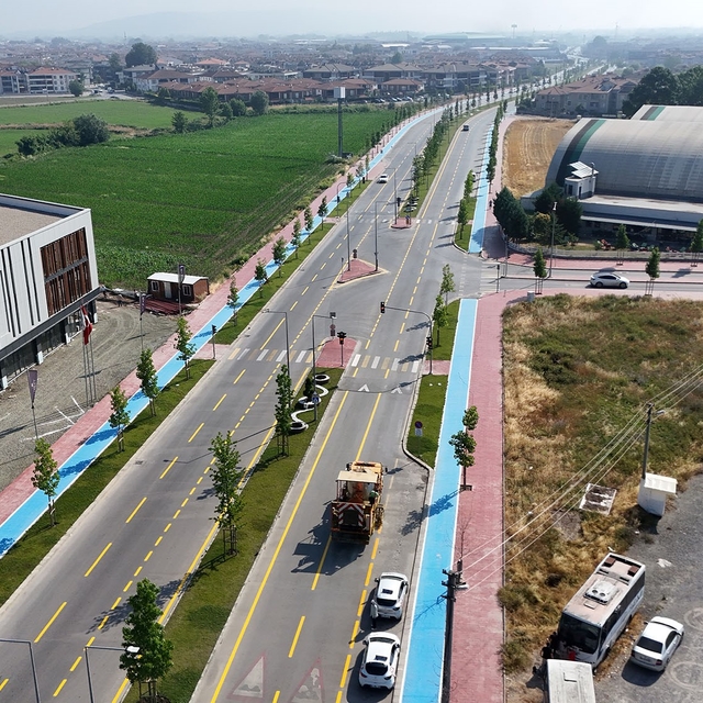 Büyükşehir, yol çizgilerini yenileyerek güvenli ulaşımı güçlendiriyor