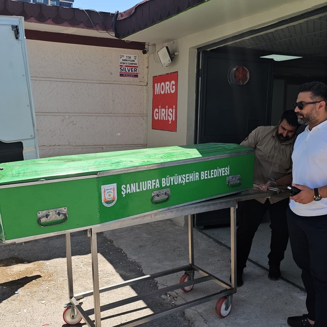 Boş arazide battaniyeye sarılı erkek cesedi bulundu